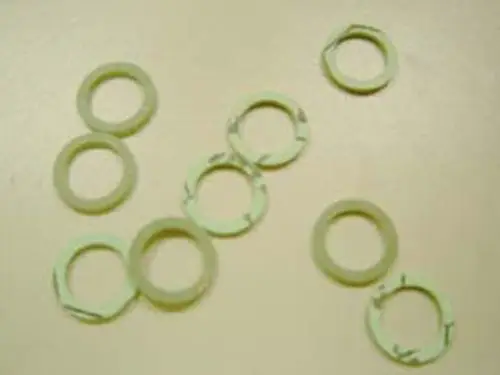 Ringe in verschiedenen Größen auf hellem Untergrund, möglicherweise Gummidichtungen von Remeha, für Anwendungen im Sanitär- oder Heizungsbereich.